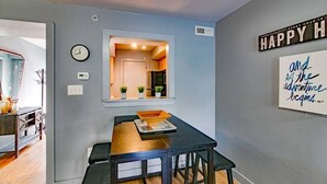 Une cuisine moderne avec une fenêtre, une horloge et une citation inspirante sur le mur.