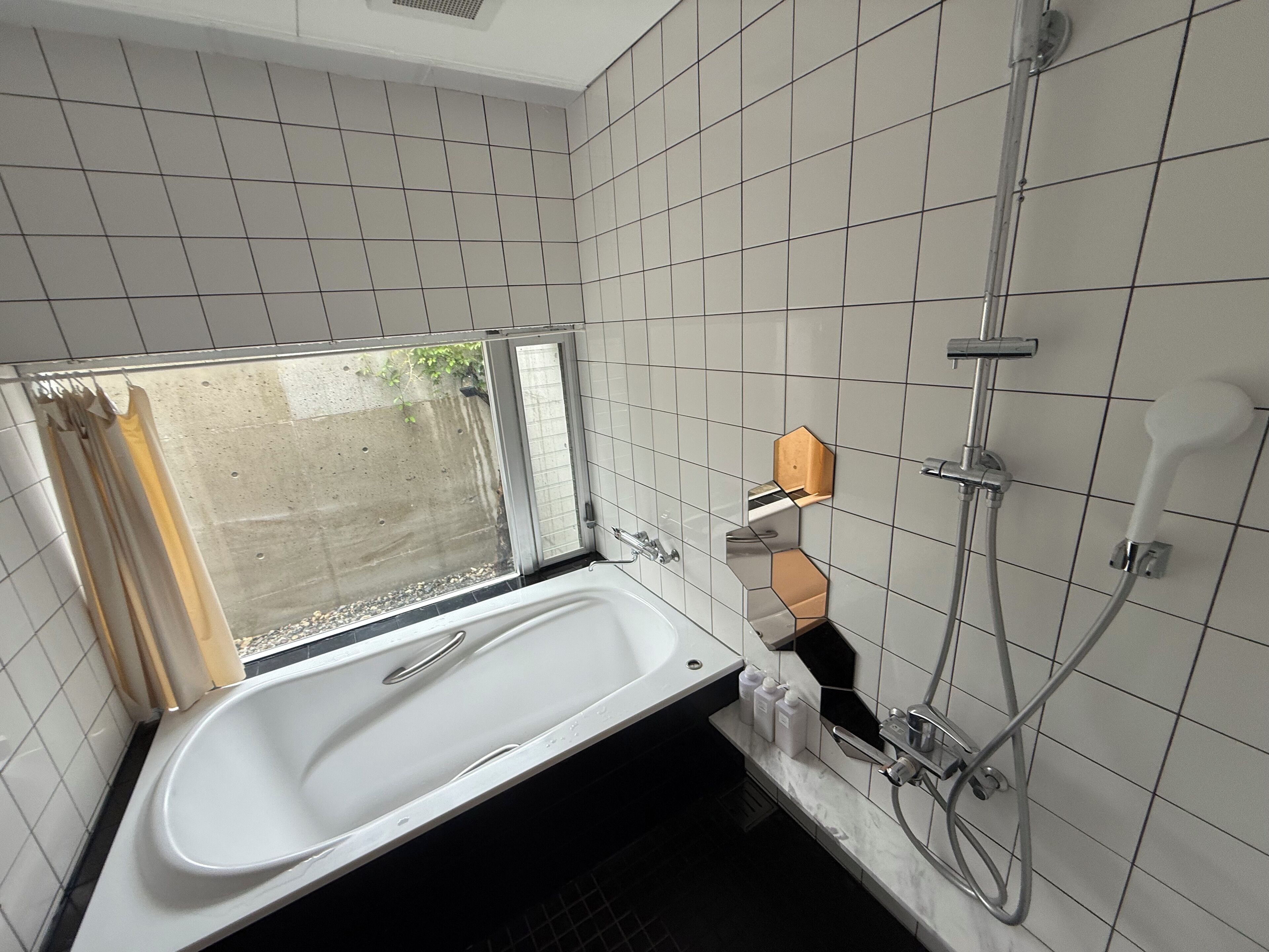 Een haardroger, handdoeken, zeep, toiletpapier