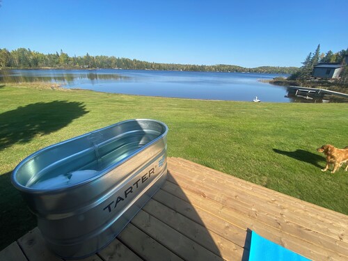 7-bed lakefront house with sauna, beach & boat launch — 15 min from Thunder Bay.