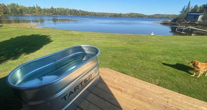 7-bed lakefront house with sauna, beach & boat launch â 15 min from Thunder Bay.