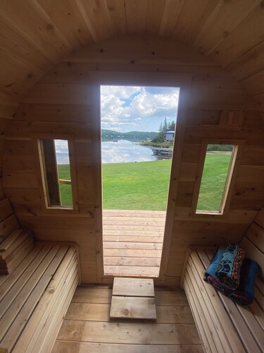 7-bed lakefront house with sauna, beach & boat launch — 15 min from Thunder Bay.