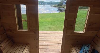 7-bed lakefront house with sauna, beach & boat launch — 15 min from Thunder Bay.