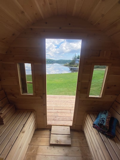 7-bed lakefront house with sauna, beach & boat launch — 15 min from Thunder Bay.