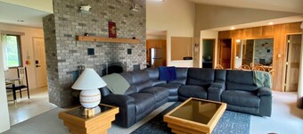7-bed lakefront house with sauna, beach & boat launch — 15 min from Thunder Bay.