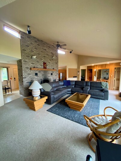 7-bed lakefront house with sauna, beach & boat launch — 15 min from Thunder Bay.