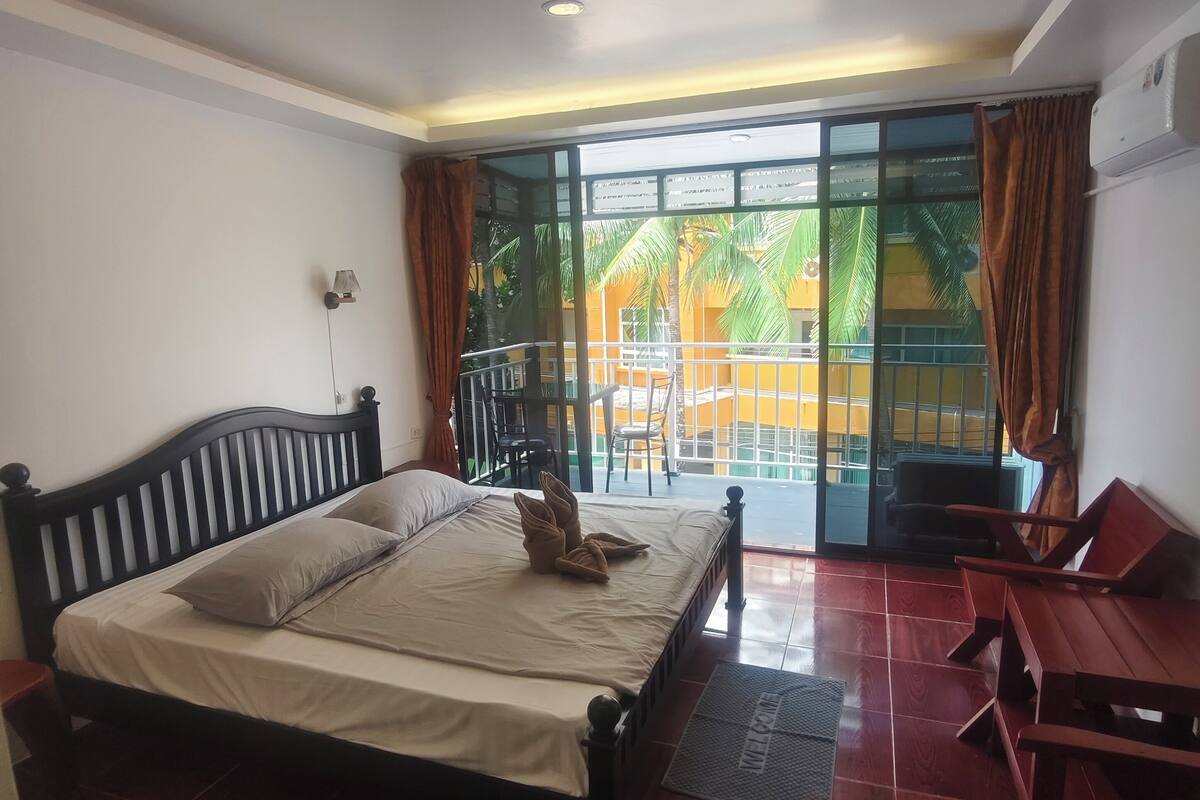 经典双人房, 阳台, 部分海洋景观 | 客房内保险箱、遮光窗帘、免费 WiFi、床单