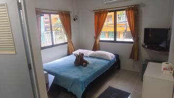 Quarto casal básico | Cofres nos quartos, cortinas blackout, Wi-Fi de cortesia, roupa de cama