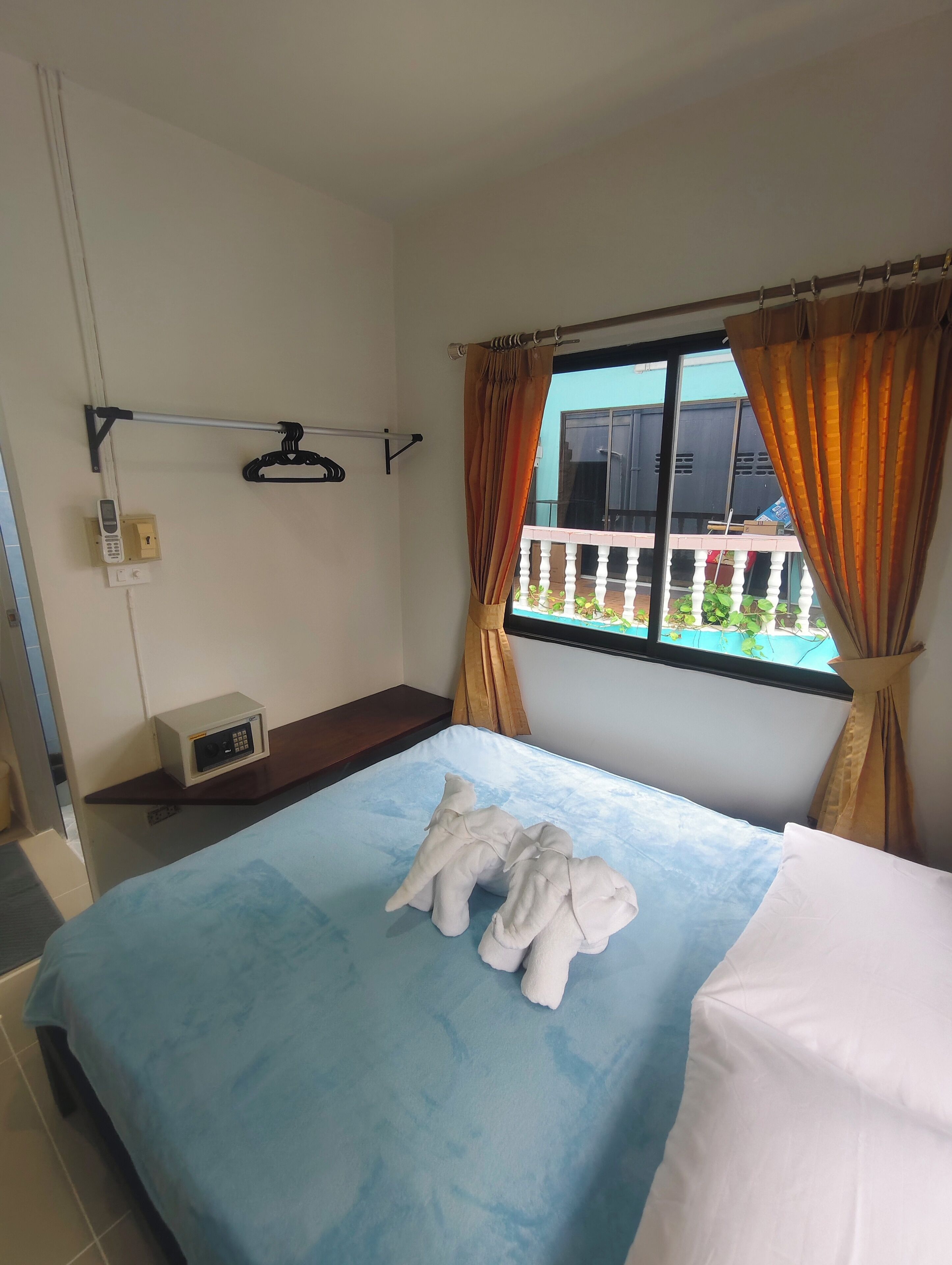 Quarto casal básico | Cofres nos quartos, cortinas blackout, Wi-Fi de cortesia, roupa de cama