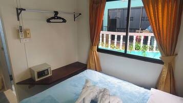 Quarto casal básico | Cofres nos quartos, cortinas blackout, Wi-Fi de cortesia, roupa de cama