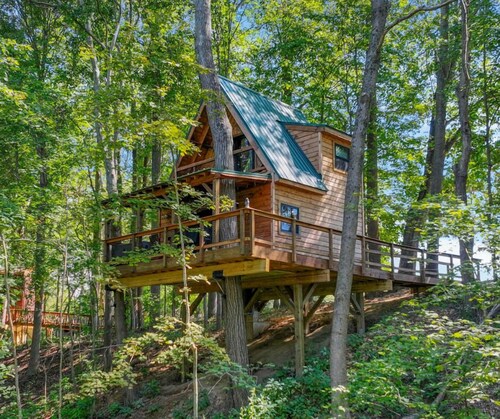 The Hocking Hills Treehouse