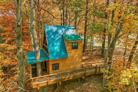 Exterior. The Hocking Hills Treehouse
