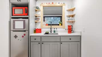 Refrigerador, microondas, tostadora y utensilios de cocina