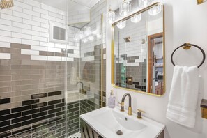 Shower, hair dryer, towels - The Country Club Treehouse (Rockbridge)