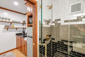 Douche, sèche-cheveux, serviettes fournies