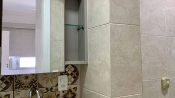 Secador de cabelo, toalhas de banho, sabonete, papel higiênico