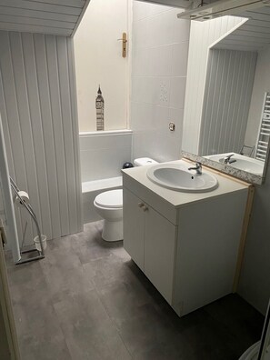 Douche, serviettes fournies, papier toilette