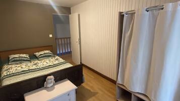 2 bedrooms, internet, bed sheets