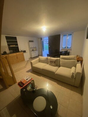 TV - Cottage in quiet village (Chef-Boutonne)