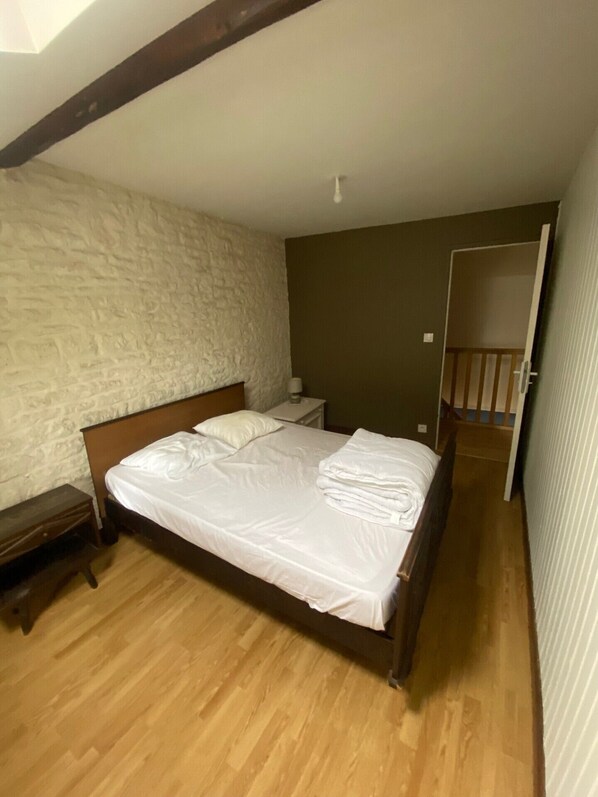 2 bedrooms, internet, bed sheets