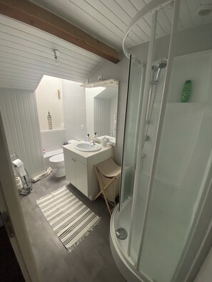 تجهيزات دش، مناشف، ورق حمّام