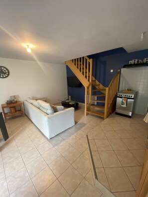 TV - Cottage in quiet village (Chef-Boutonne)