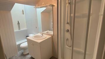 Douche, serviettes fournies, papier toilette