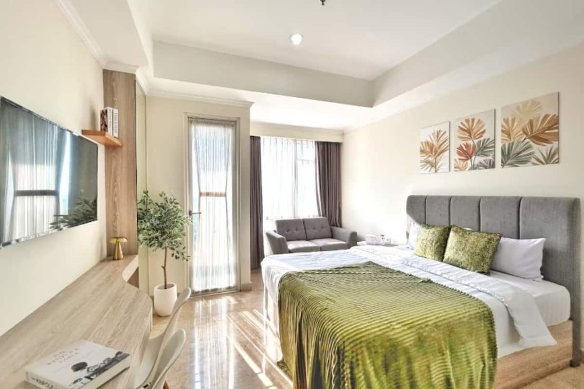 Tabla de planchar con plancha, wifi gratis y ropa de cama