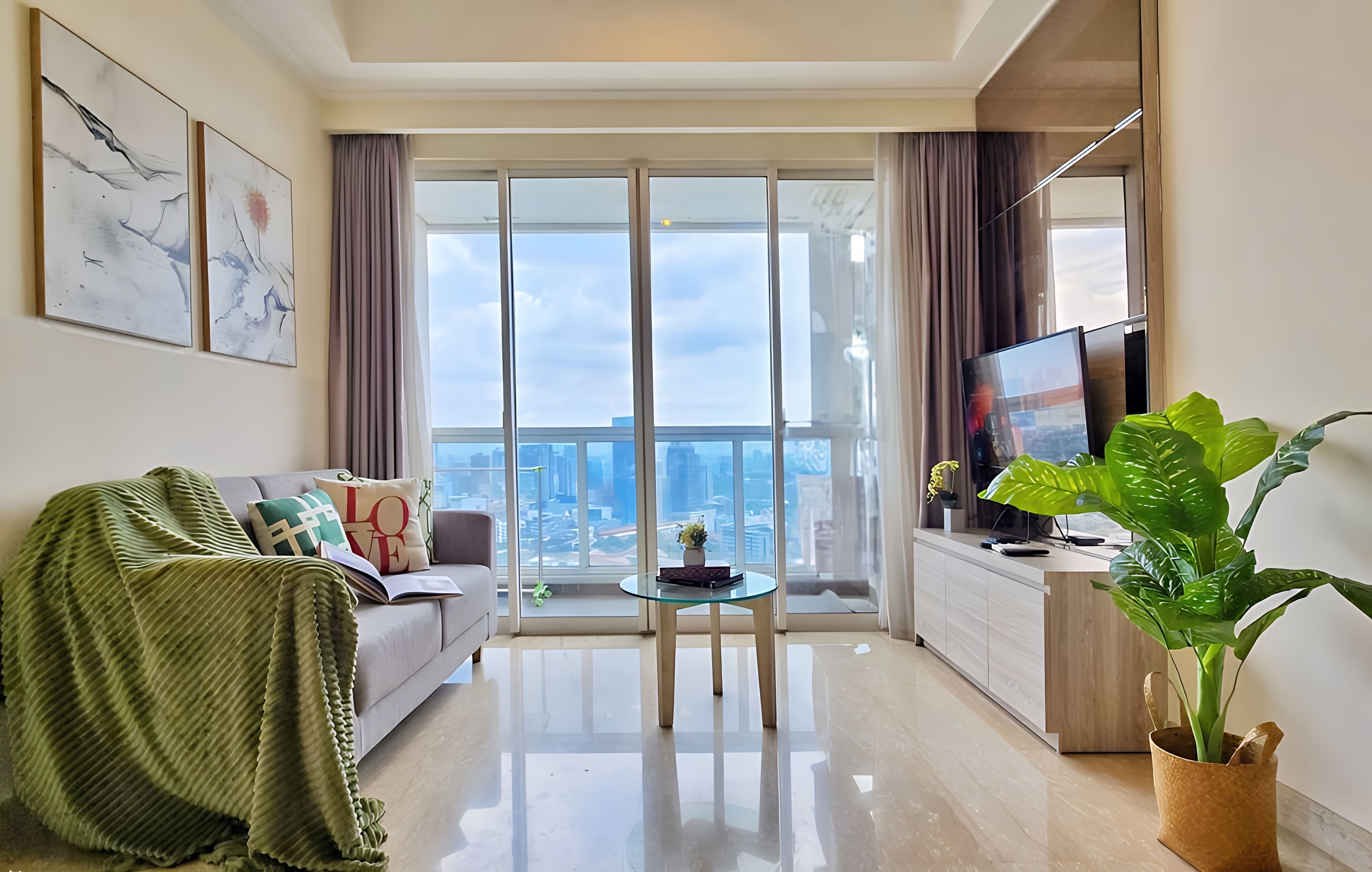 Apartamento, 2 habitaciones, vistas a la ciudad | Zona de estar | Smart TV de 43 pulgadas con canales por cable