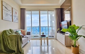 Departamento, 2 habitaciones, vista a la ciudad | Área de sala de estar | Smart TV de 43 pulgadas con canales por cable 