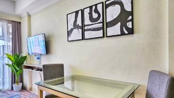 Apartment, 2 Bedrooms, City View | Dining room