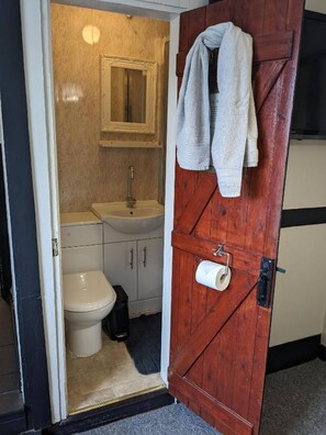 Room, 4 Bedrooms | Bathroom