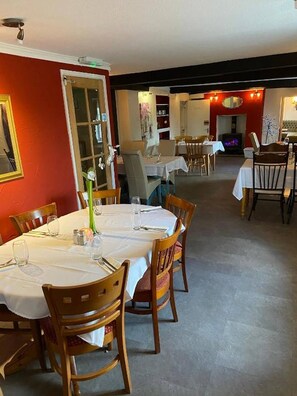 Room, 4 Bedrooms | Dining room