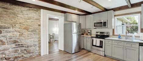 Frigorífic, microones, placa de cuina i rentaplats