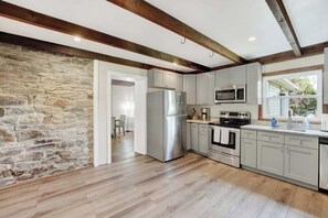 Fridge, microwave, stovetop, dishwasher