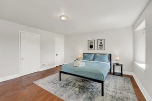 5 bedrooms, iron/ironing board, internet, bed sheets