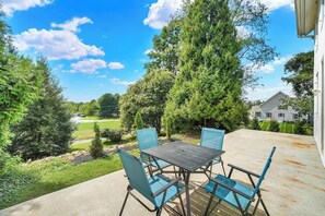Outdoor dining - Spacious 5-Bed Retreat in Charming Kennett Square (Kennett Square)