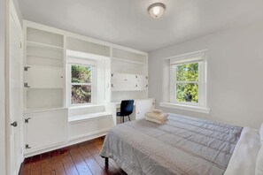 5 bedrooms, WiFi, bed sheets