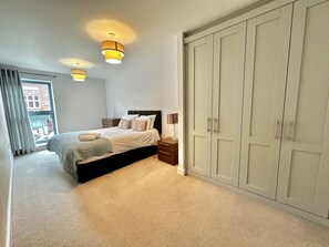 2 عدّة غرف نوم ومكواة/لوح كي وواي فاي وملاءات أسرّة