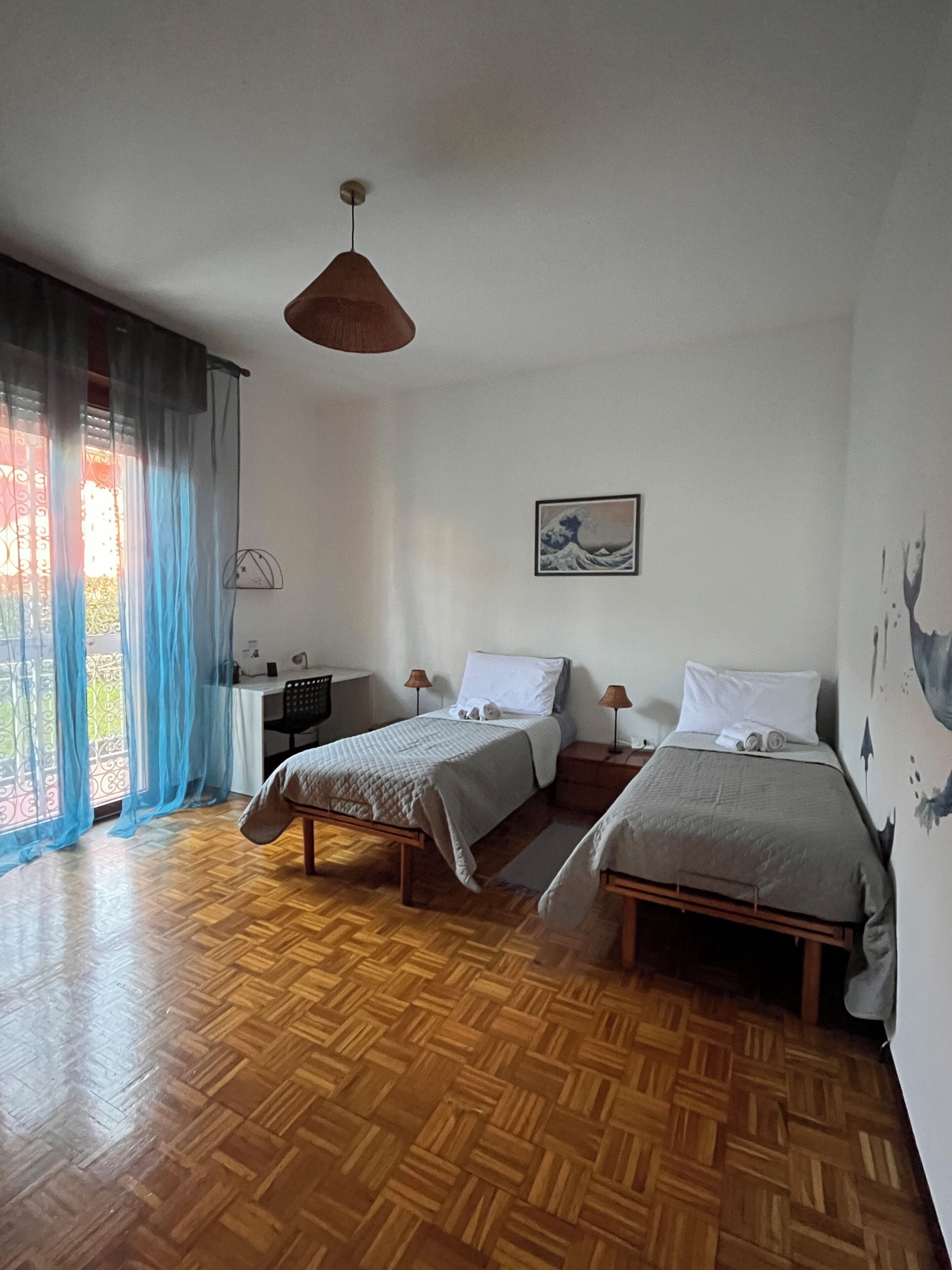 2 slaapkamers, een bureau, een strijkplank/strijkijzer, gratis wifi