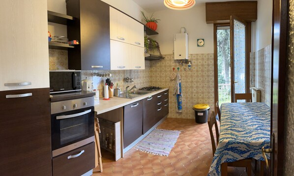Frigorifero, microonde, forno, piano cottura