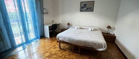 2 slaapkamers, een bureau, een strijkplank/strijkijzer, gratis wifi