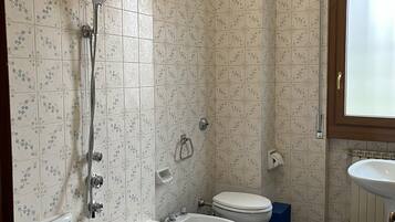 Chuveiro, secador de cabelo, bidê, toalhas de banho