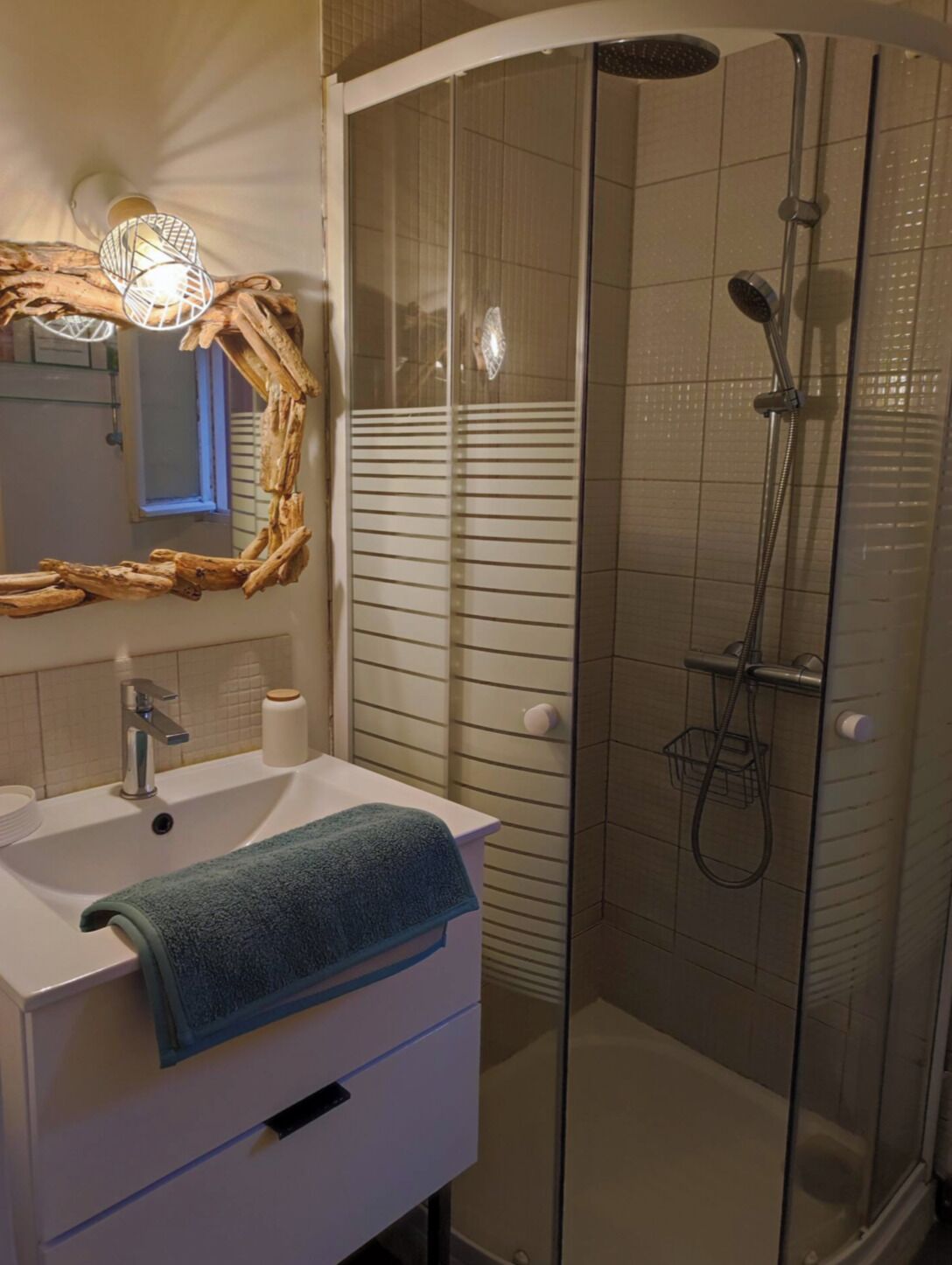 Secador de pelo, toallas, jabón y papel higiénico