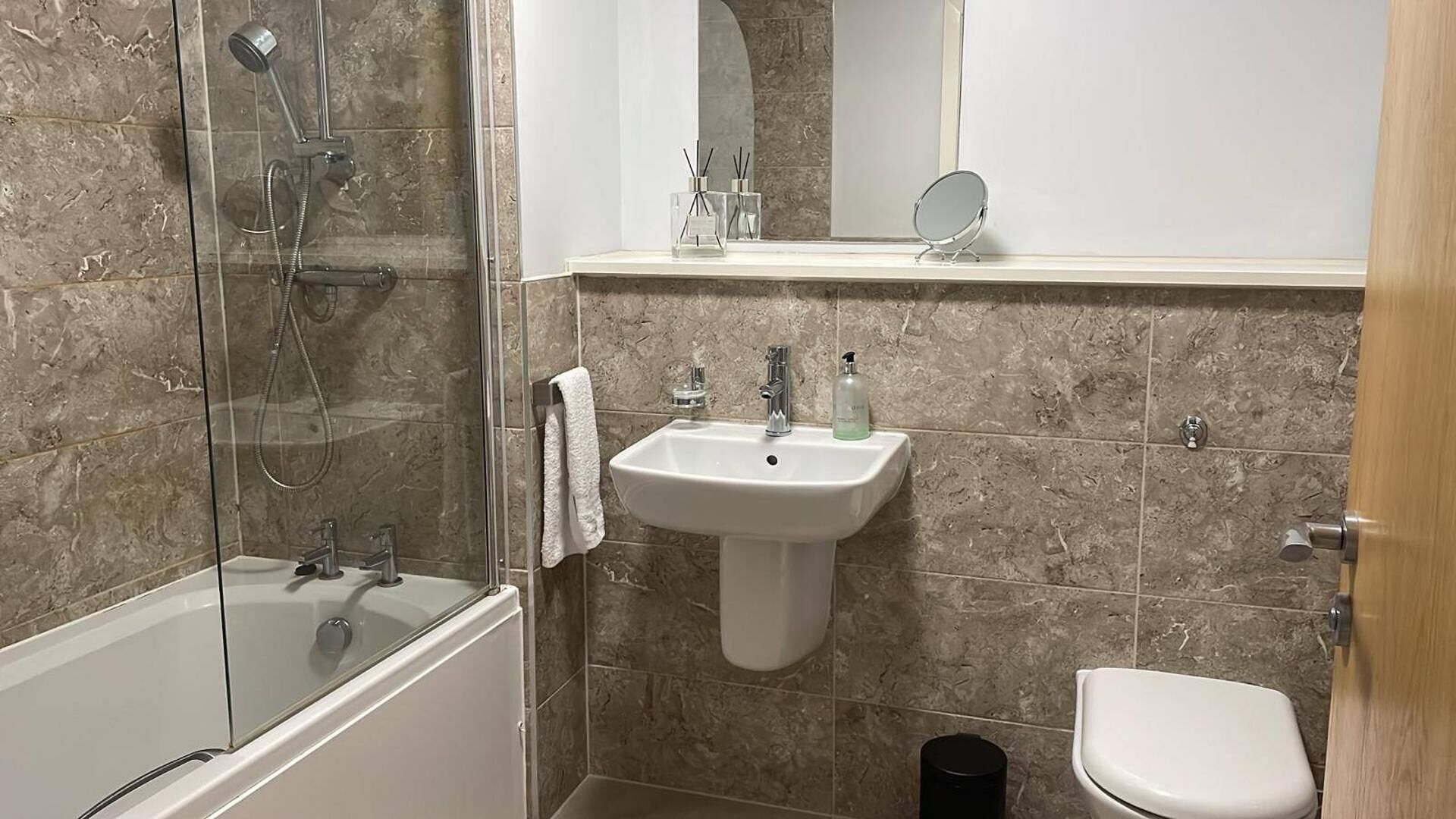 Bruser, hårtørrer, håndklæder