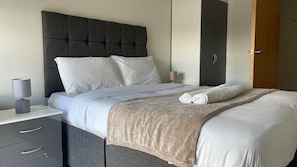 2 quartos, ferros/tábuas de passar roupa, Wi-Fi de cortesia