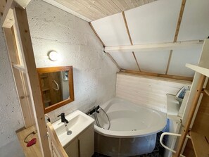 Haartrockner, Handtücher, Seife, Toilettenpapier