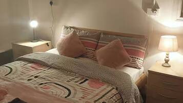 Iron/ironing board, WiFi, bed sheets