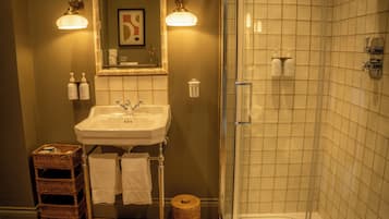 Twin Room, River View | Bathroom