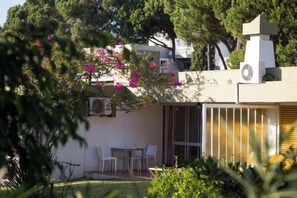 Il s’agit d’une propriété résidentielle dotée d’un patio, d’un espace salon extérieur et d’un jardin.