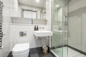 Dusche, Haartrockner, Handtücher